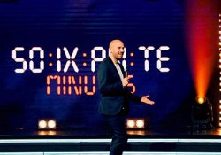 Photo de Kyan Khojandi, présentateur du spectacle Soixante, disponible sur Canal+ et myCanal